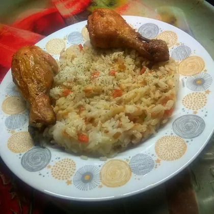 Рис жасмин с овощами и жареными куриными голенями