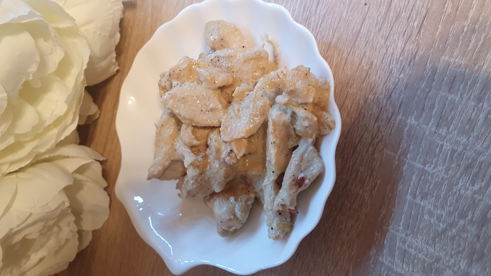 Куриная грудка в сметанном соусе