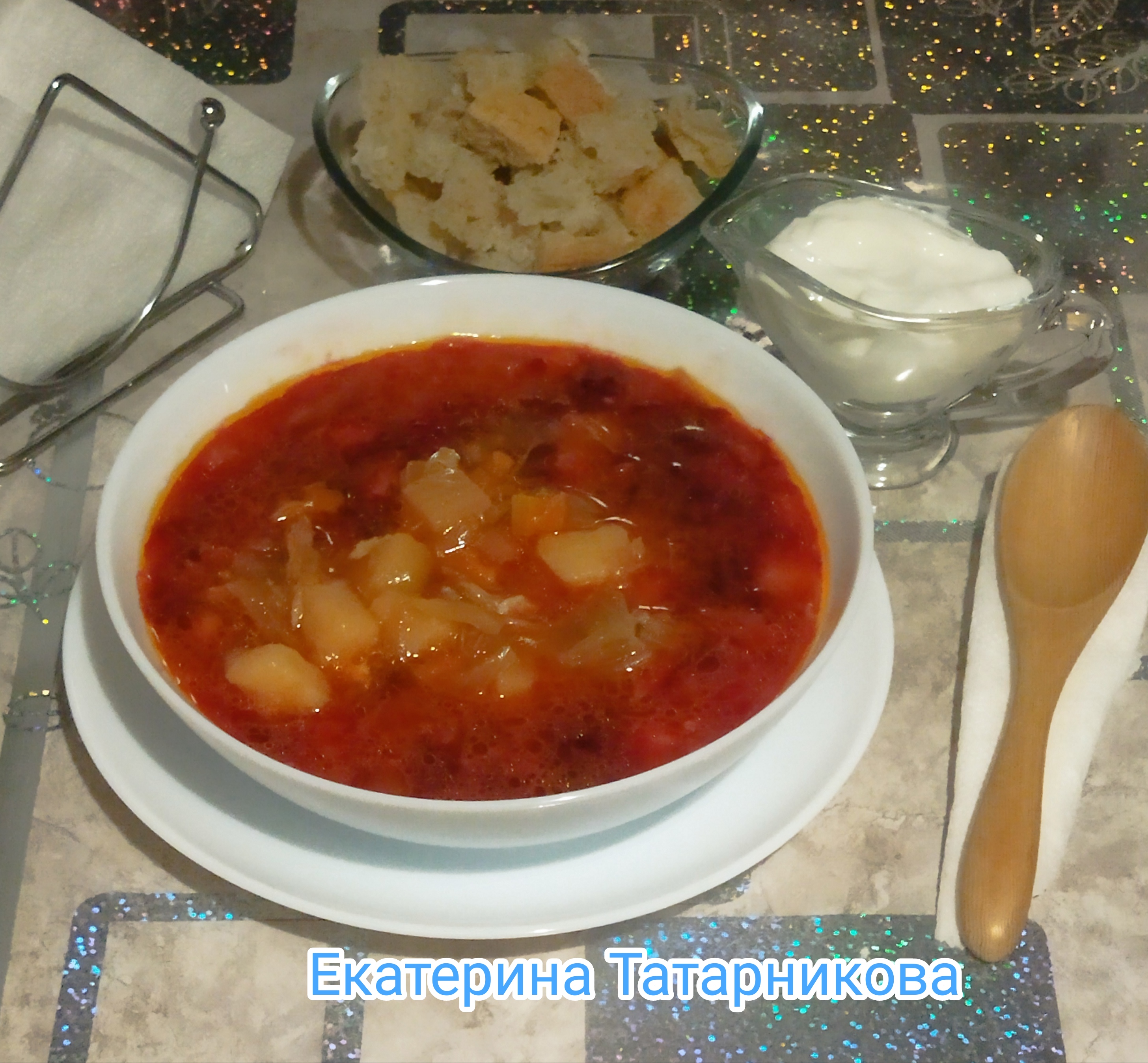 Борщ две капусты на свиных косточках и тушенке