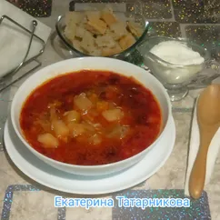 Борщ две капусты на свиных косточках и тушенке