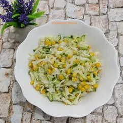 Салат из капусты с кукурузой и огурцом 