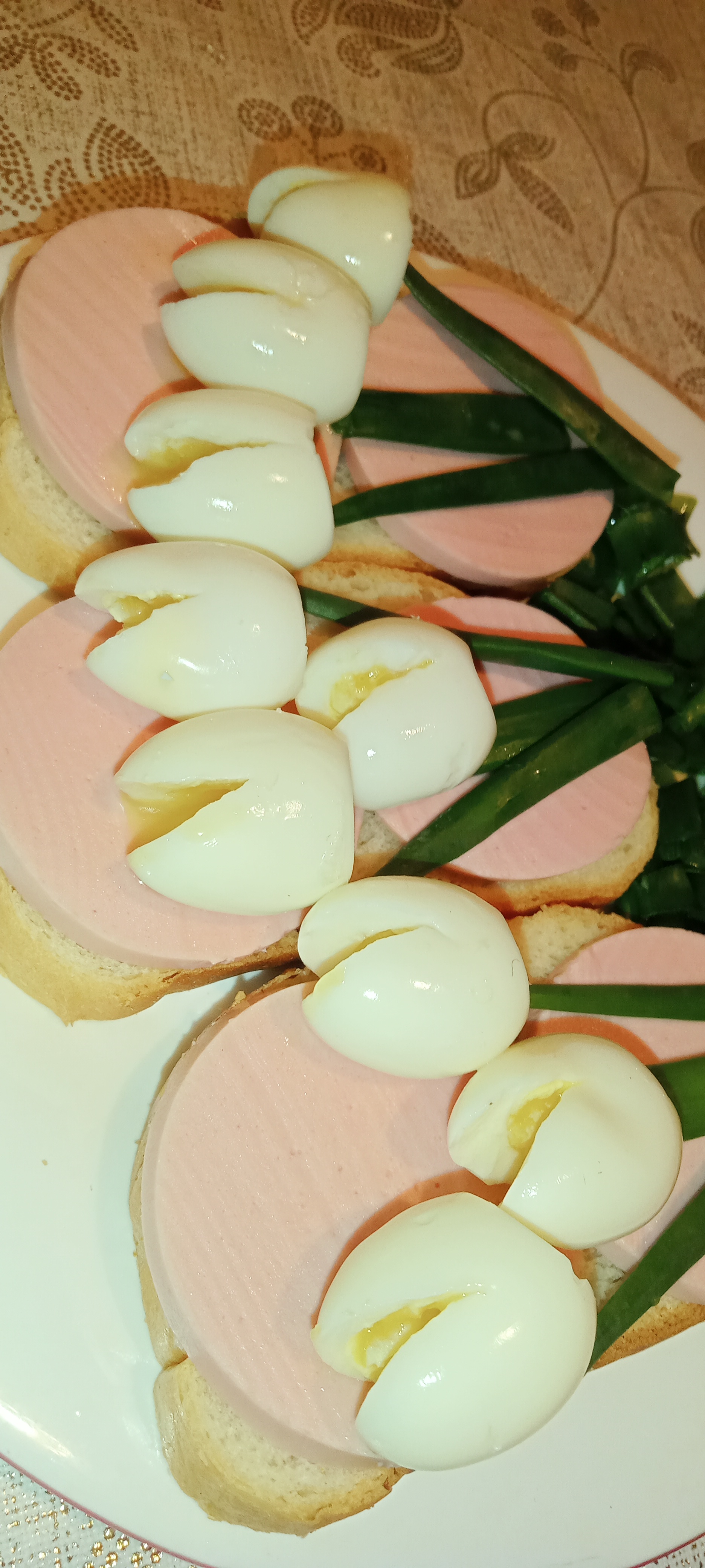 Весенние бутеры с подснежниками и колбасой