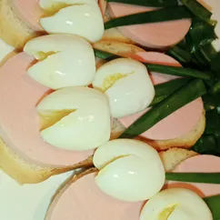 Весенние бутеры с подснежниками и колбасой