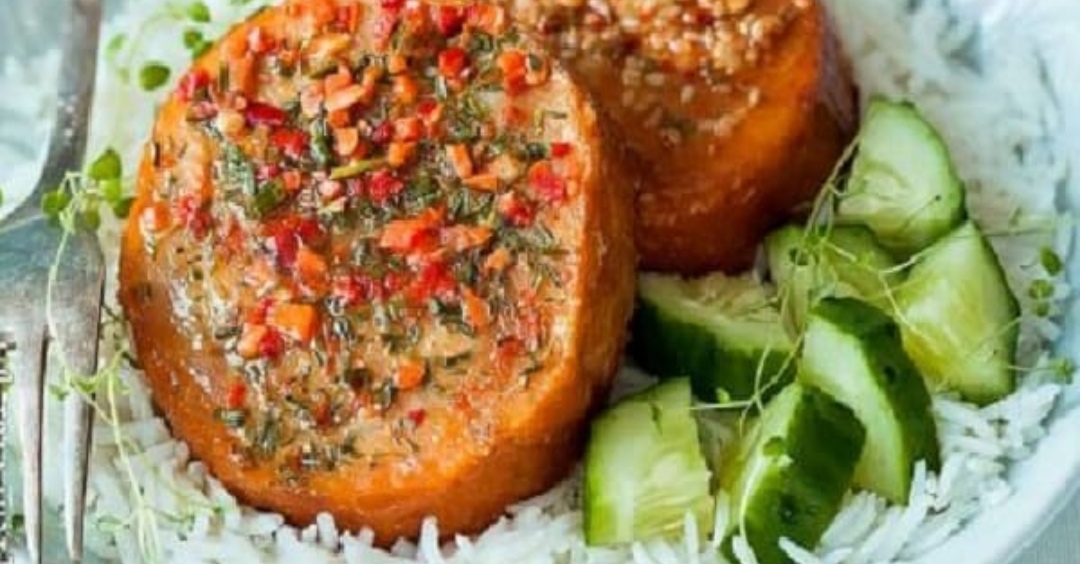 Рыбные медальоны с рисом и красным перцем