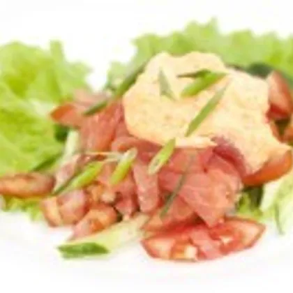 Салат постный с копченым лососем, луком и помидорами