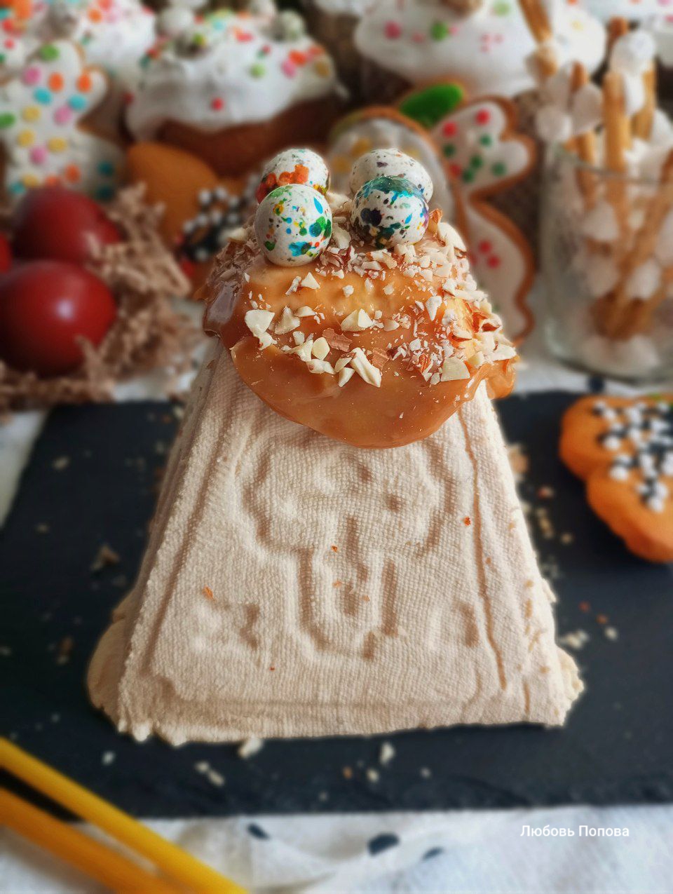 Творожная пасха с варёным сгущённым молоком и миндалём 