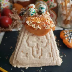 Творожная пасха с варёным сгущённым молоком и миндалём 