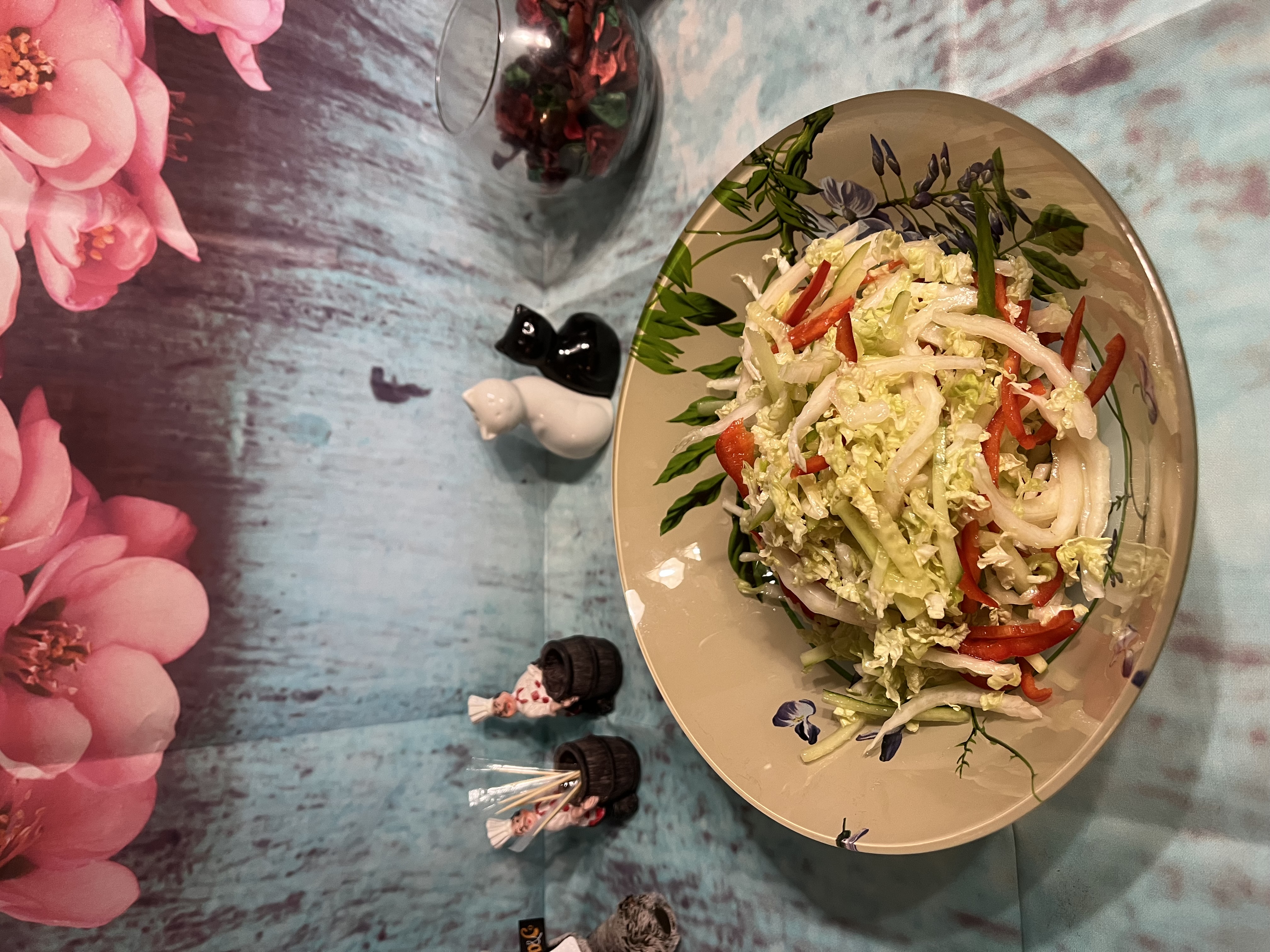 Салат с овощами и пекинской капустой