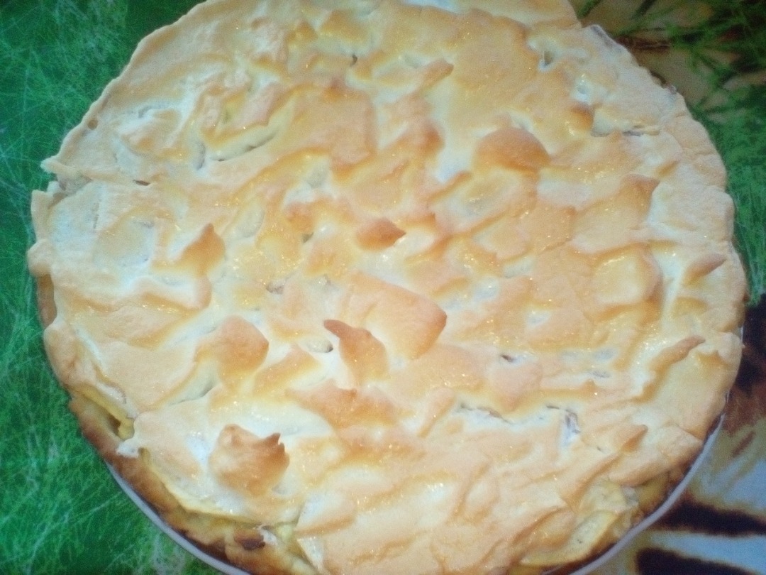 Яблочный пирог с вареньем и белковым слоем