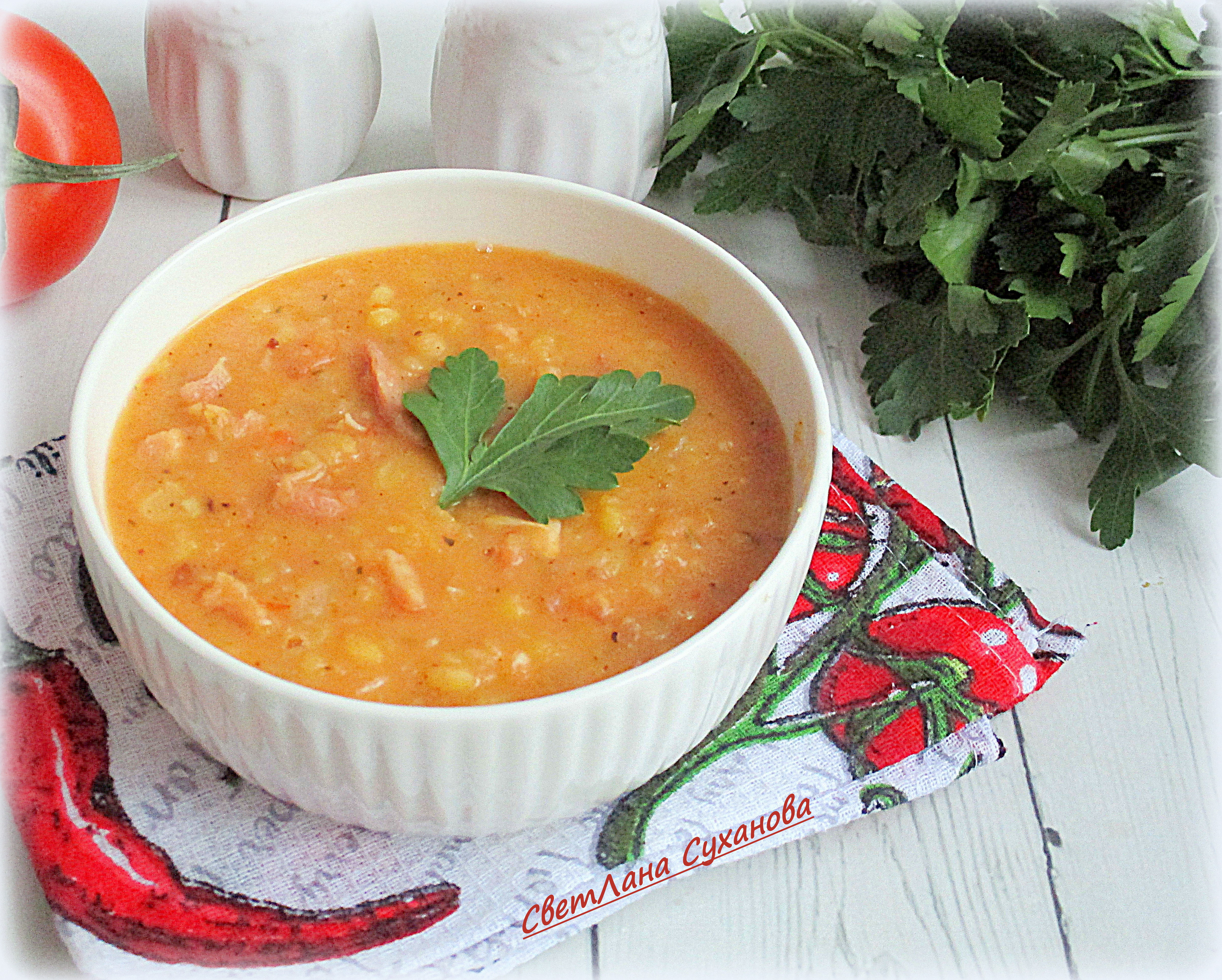 Гороховое пюре с копчёной курицей и помидорами