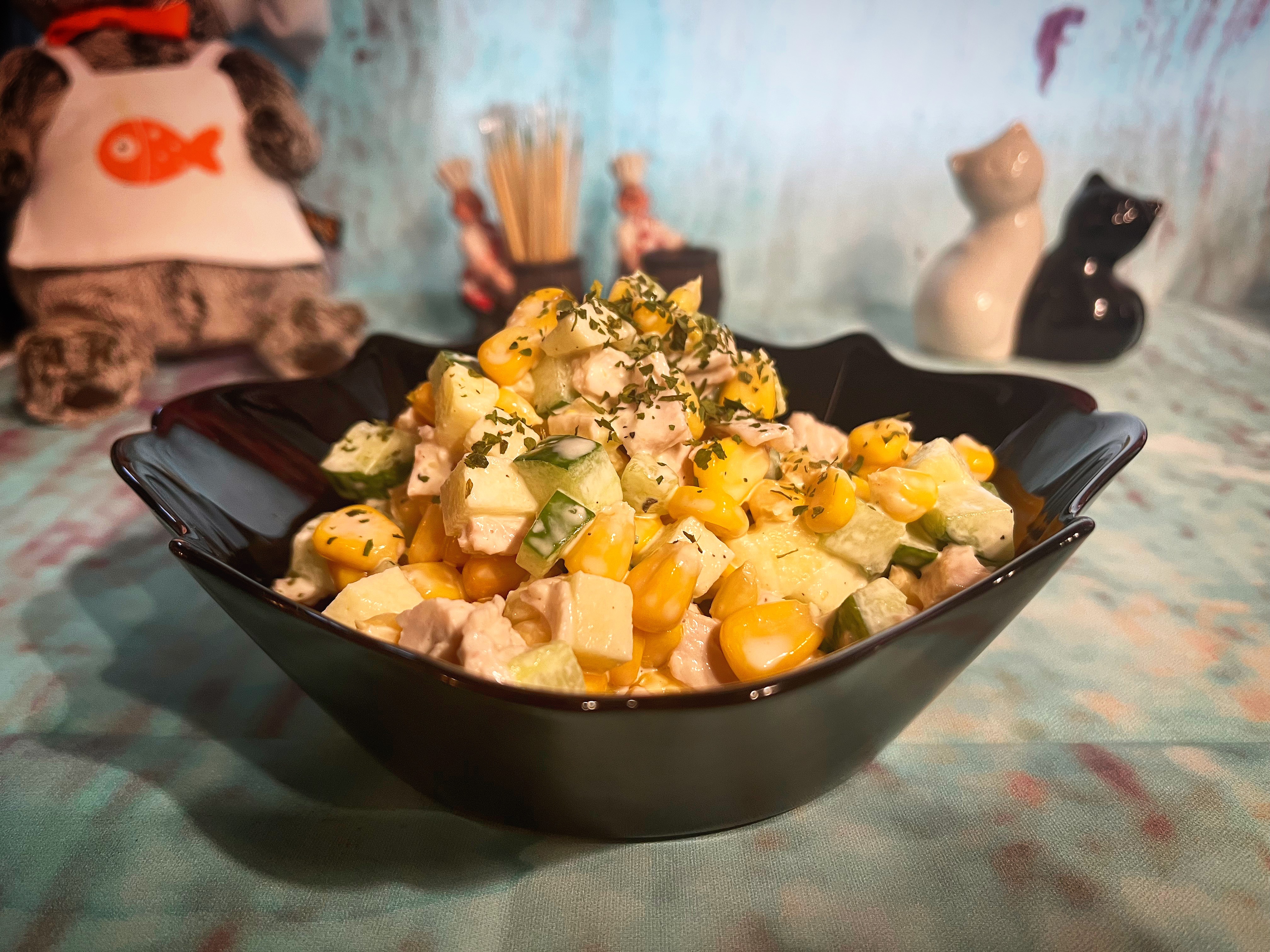 Салат с огурцом, индейкой и кукурузой