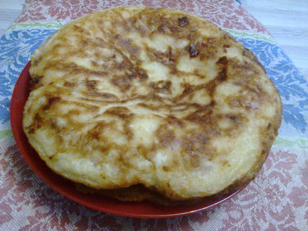 Лепешки с сыром и сардельками