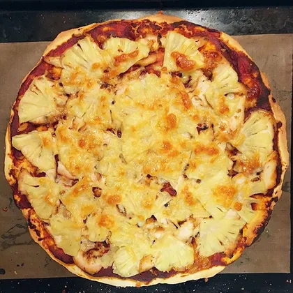 Пицца с ананасом и курицей
