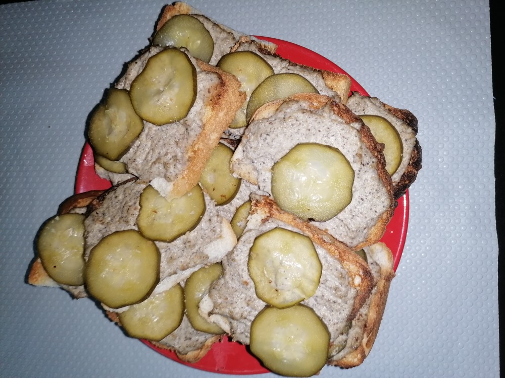 Бутерброды с грибной пастой и огурцами
