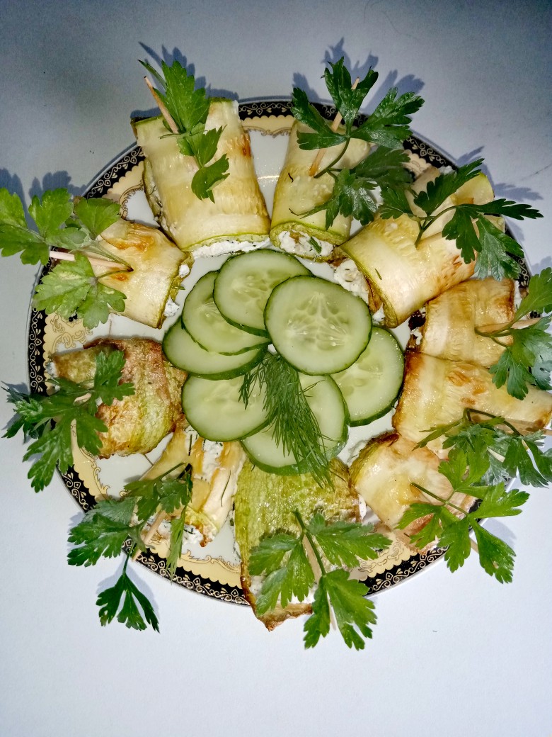 Кабачковые рулетики с творожно-чесночной начинкой