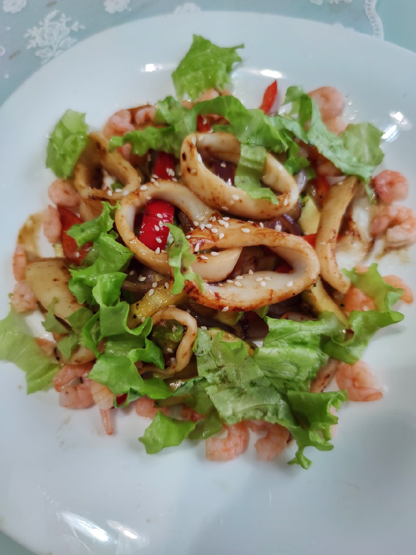 Салат из кальмаров с помидорами и сыром - рецепты с фото