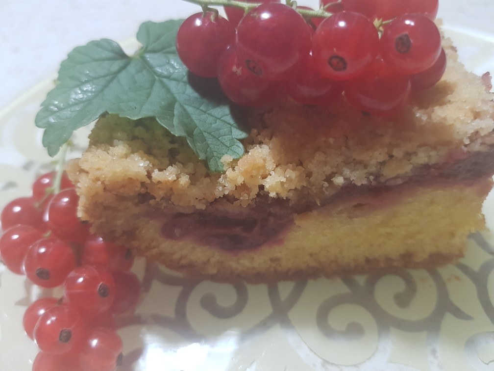 Пирог с красной смородиной и вишней