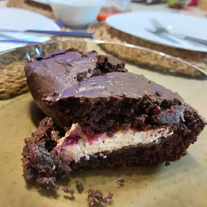 Шоколадный пирог с творожно-ягодной прослойкой