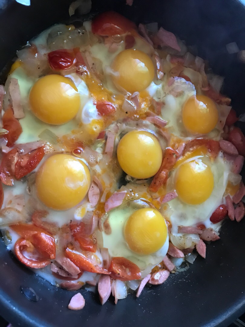 Яичница 🍳 глазунья с овощами и колбасой