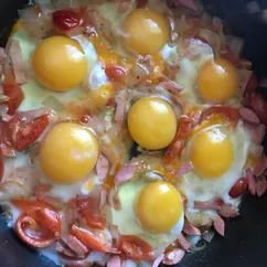 Яичница 🍳 глазунья с овощами и колбасой