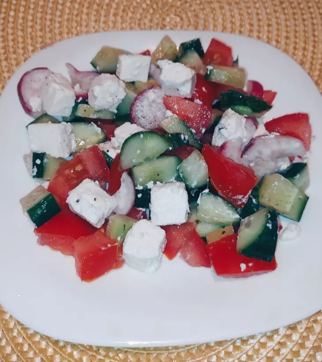 Салат с помидорами, огурцами и сыром