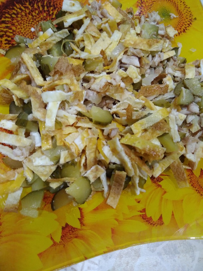 Простой салат с яичными блинами и курицей – пошаговый рецепт приготовления с фото