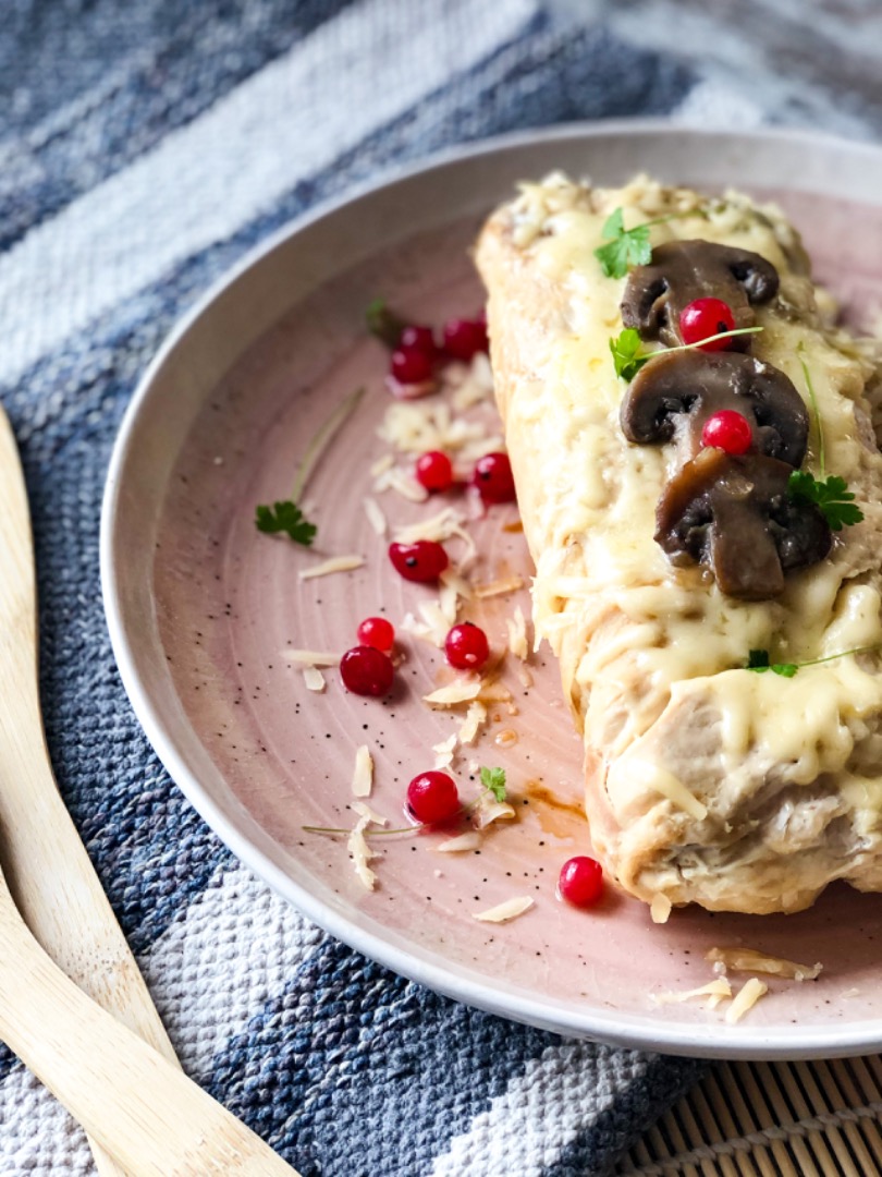 Куриный рулет с грибами