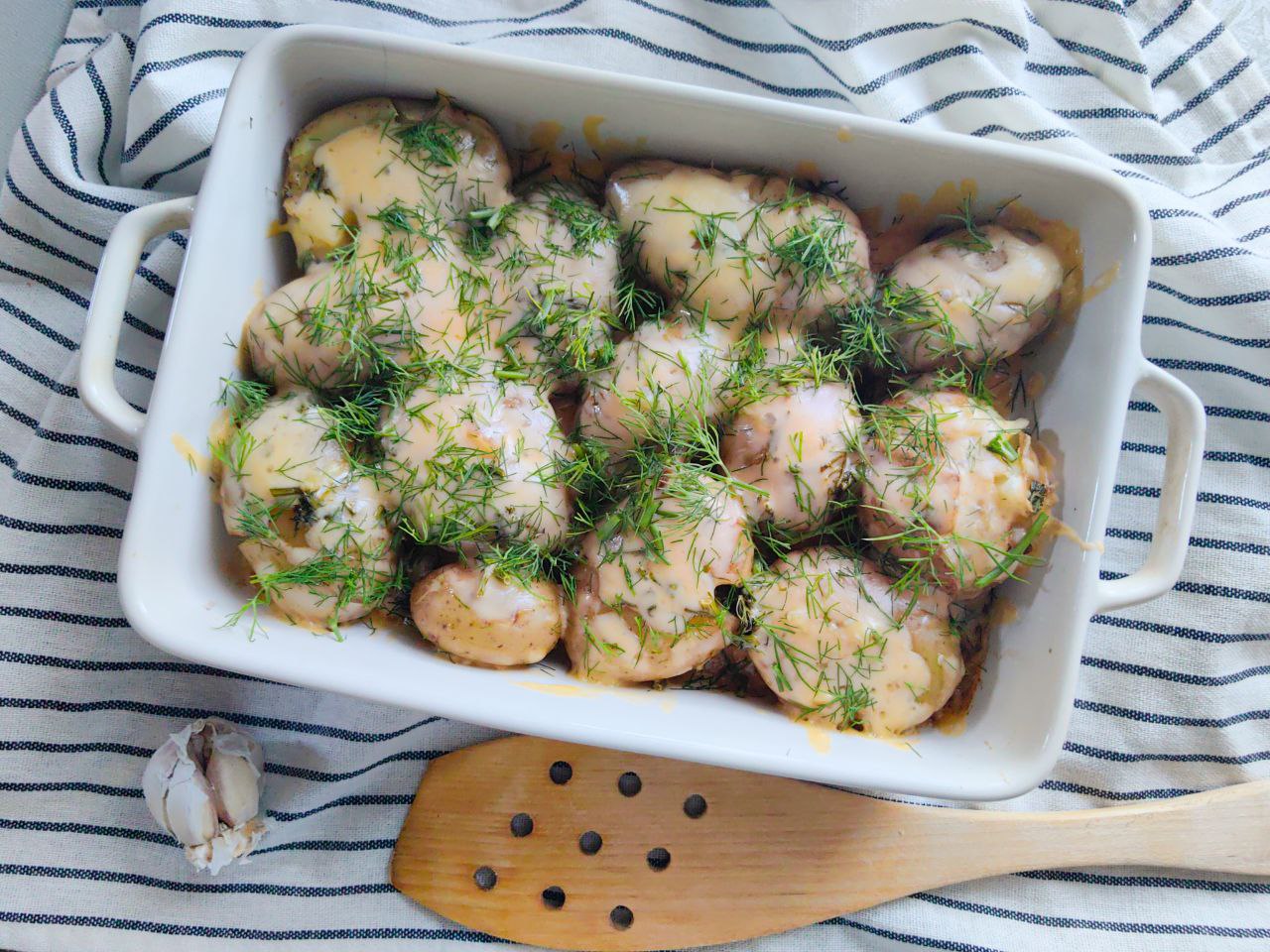 Запеченый картофель с чесноком под сыром
