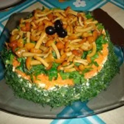 Салат с креветками, грибами с хлебцами