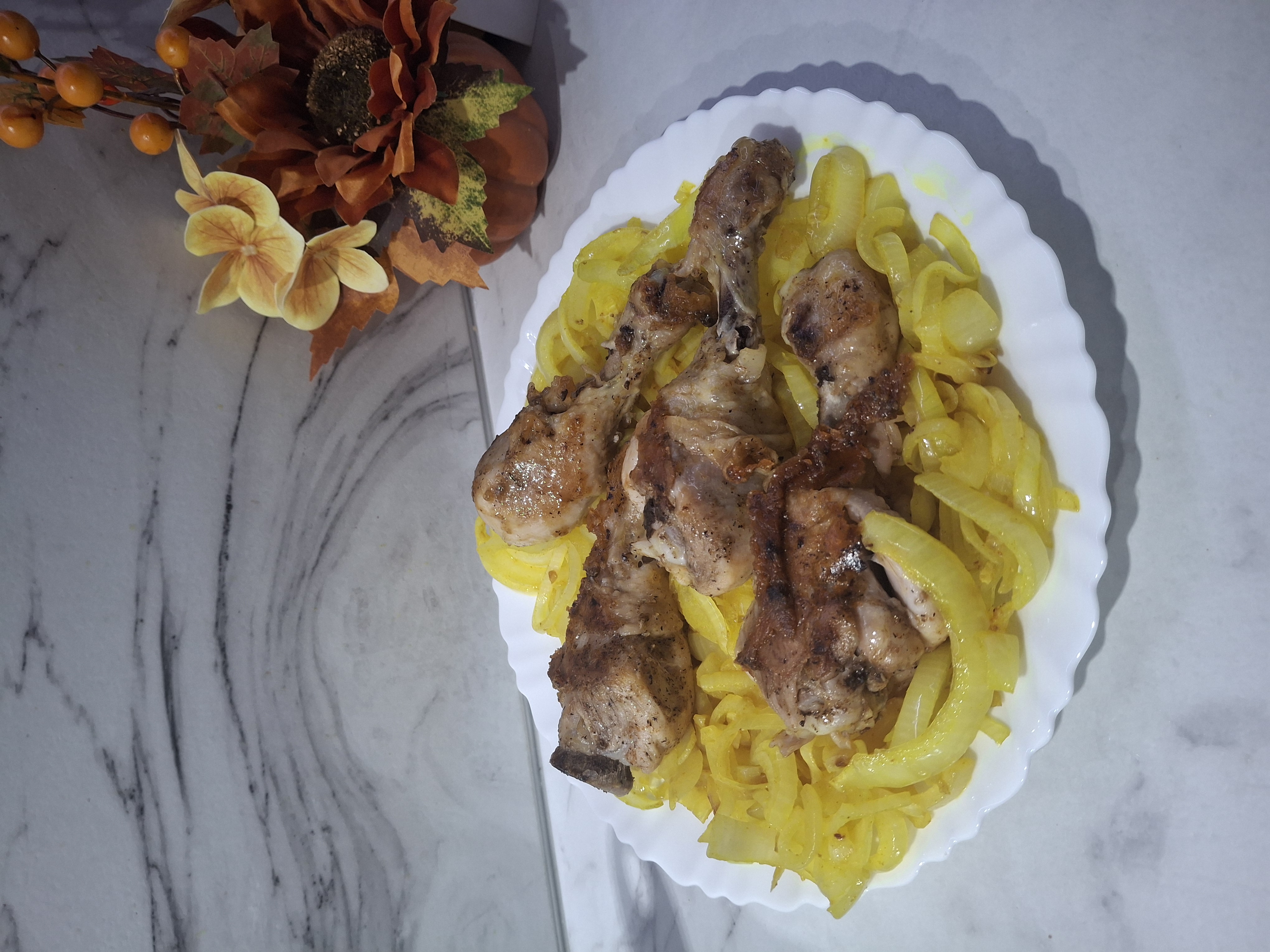 Голень жареная на луковой подушке