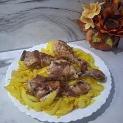 Голень жареная на луковой подушке