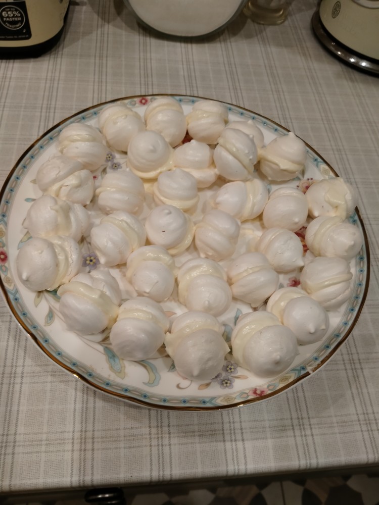 Пирожное Безе с кремом шарлот