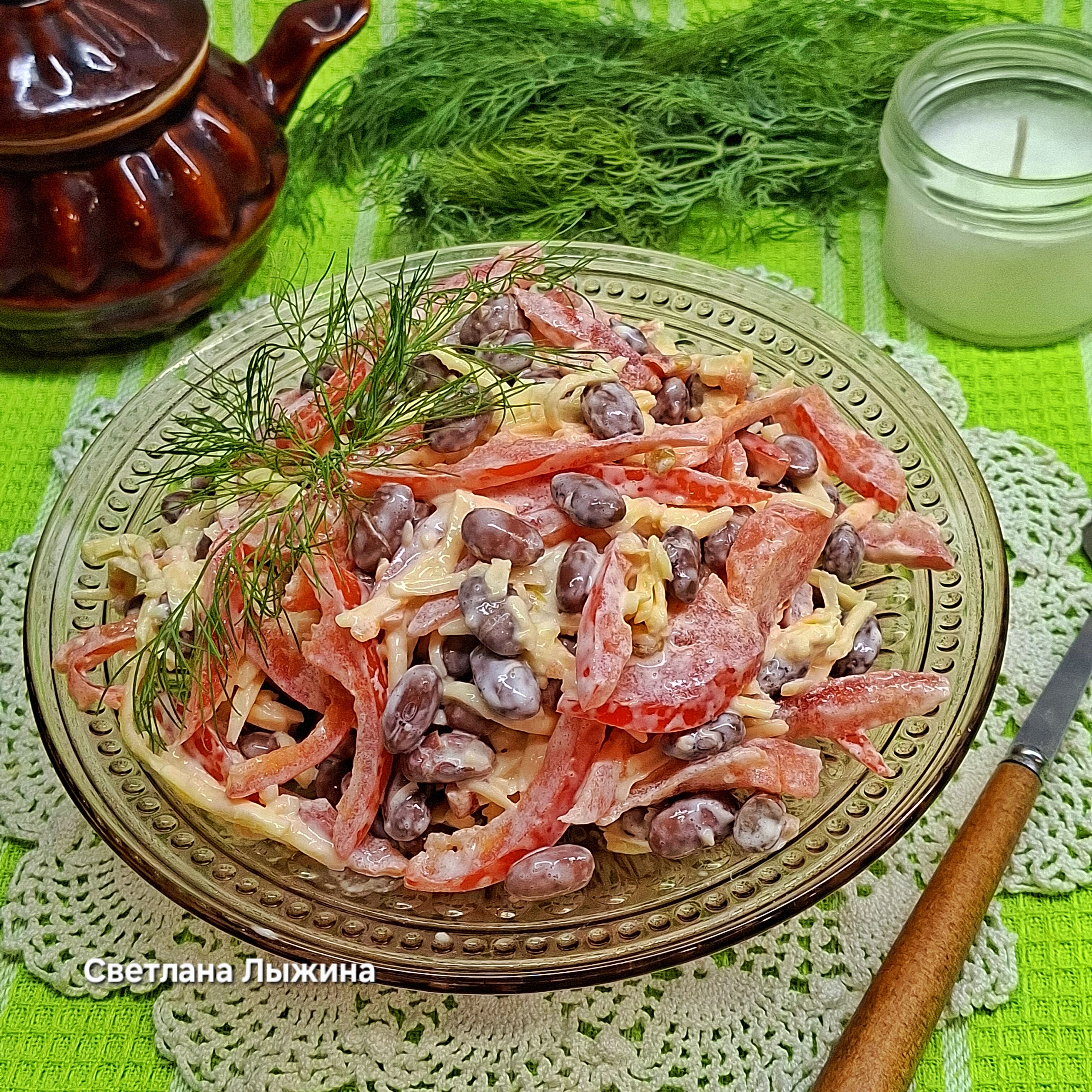 Блиц-салат с фасолью, помидорами и сыром