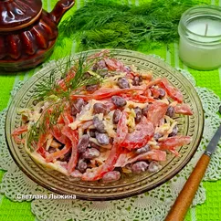 Блиц-салат с фасолью, помидорами и сыром 