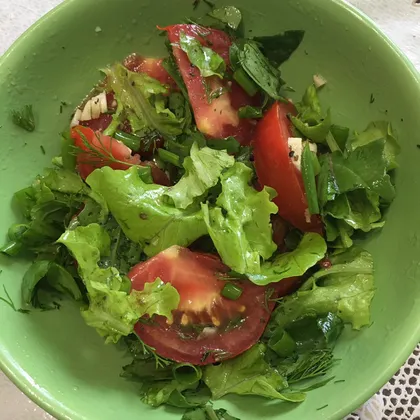 Салат из помидоры с зеленью