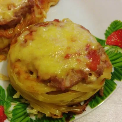 Гнезда из макарон с фаршем запеченные в духовке под сыром с чесноком