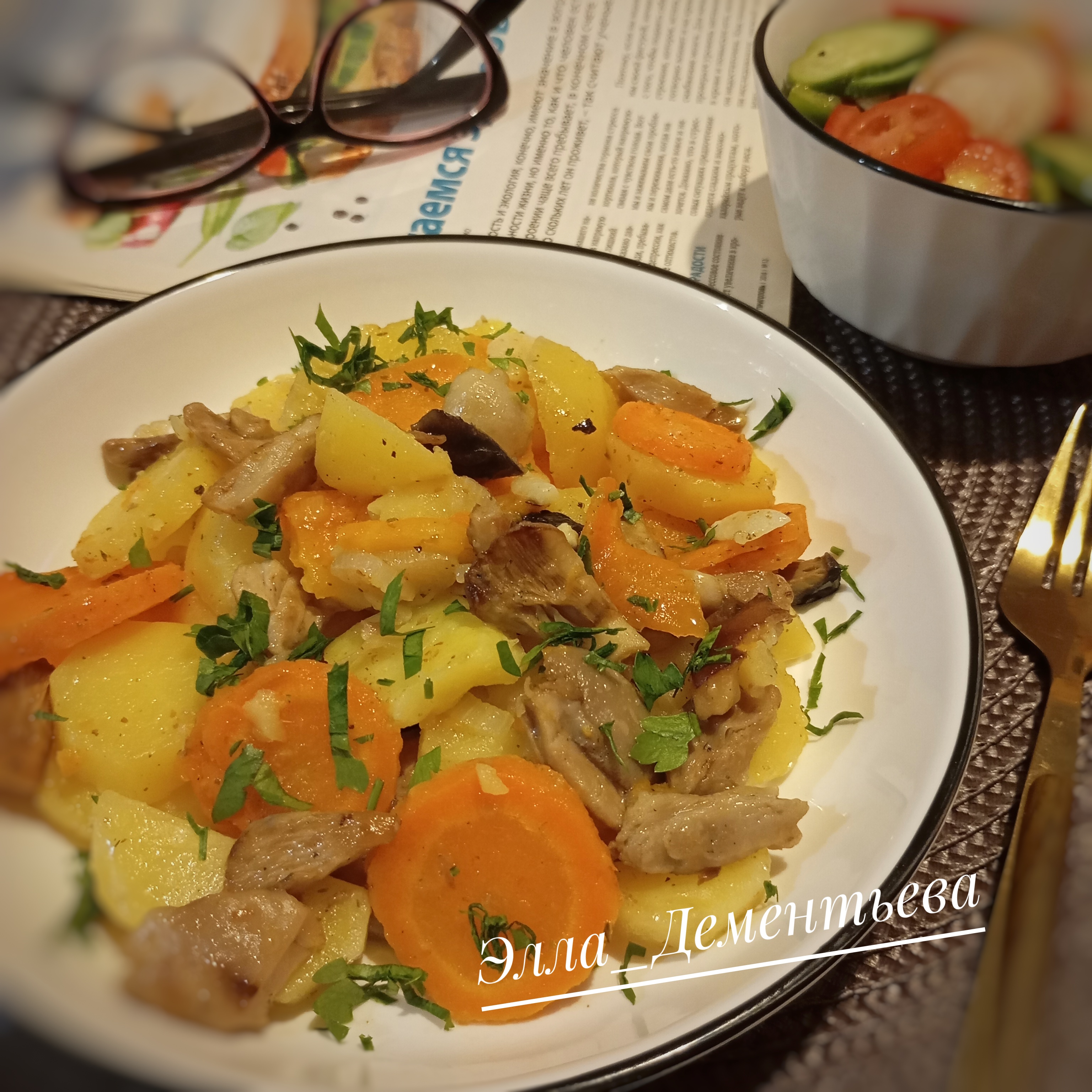 Картофель с овощами и грибами в рукаве