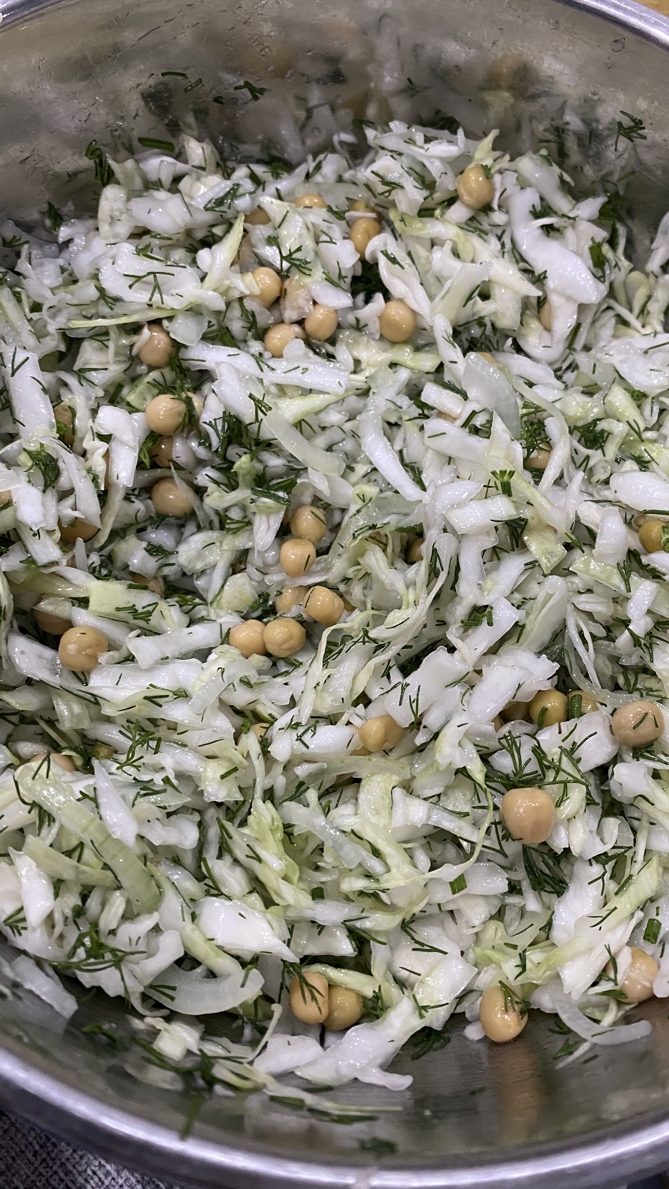 Салат из капусты с горошком