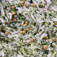 Салат из капусты с горошком