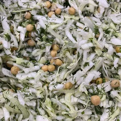 Салат из капусты с горошком