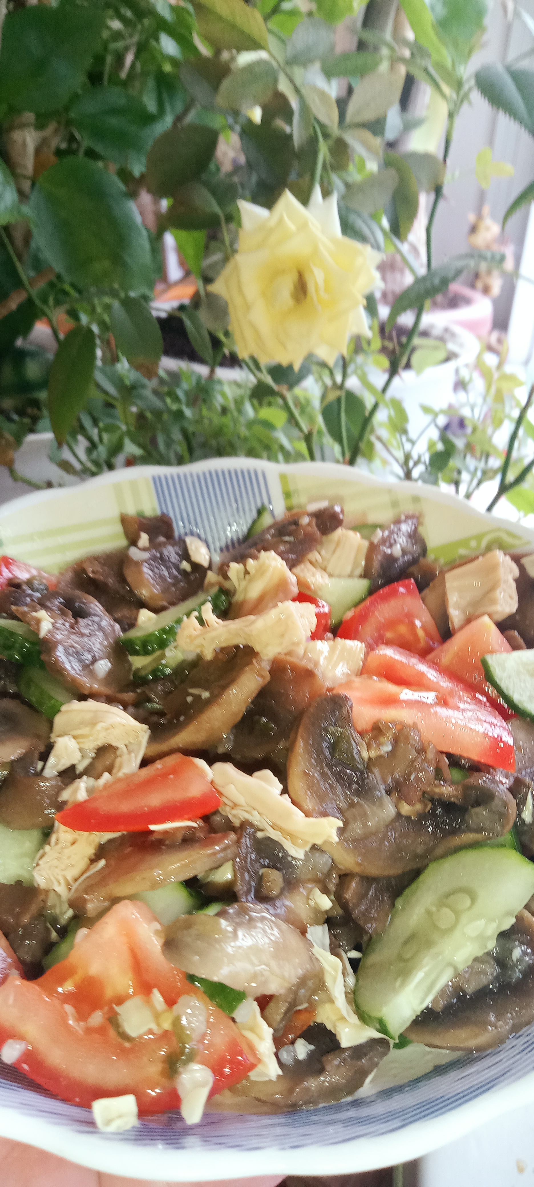 Салат с шампиньонами, спаржей и овощами