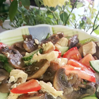 Салат с шампиньонами, спаржей и овощами