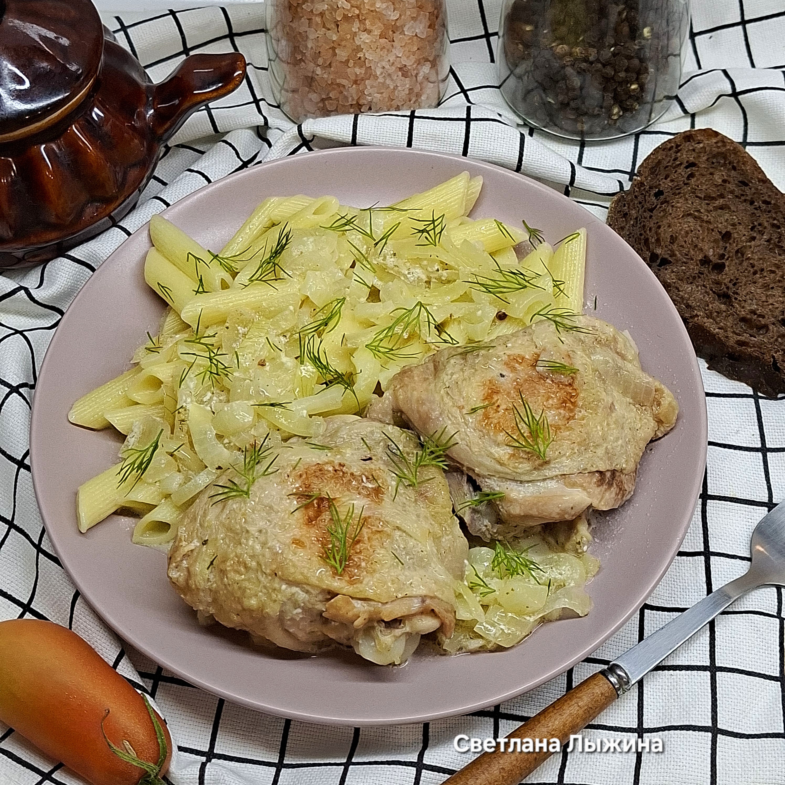 Курица в сметанно-луковом соусе