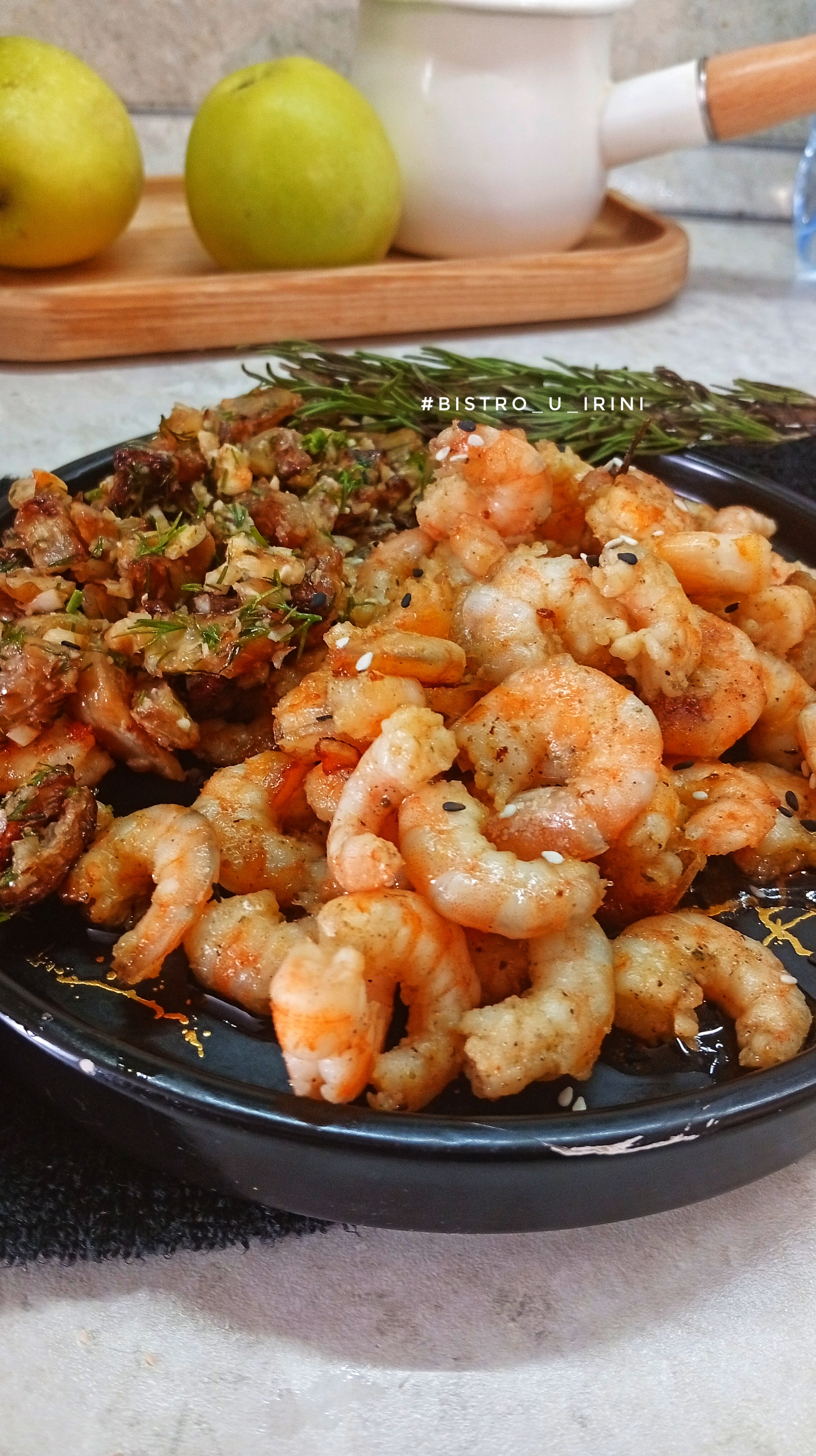 Тигровые креветки, обжаренные с розмарином