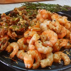 Тигровые креветки, обжаренные с розмарином