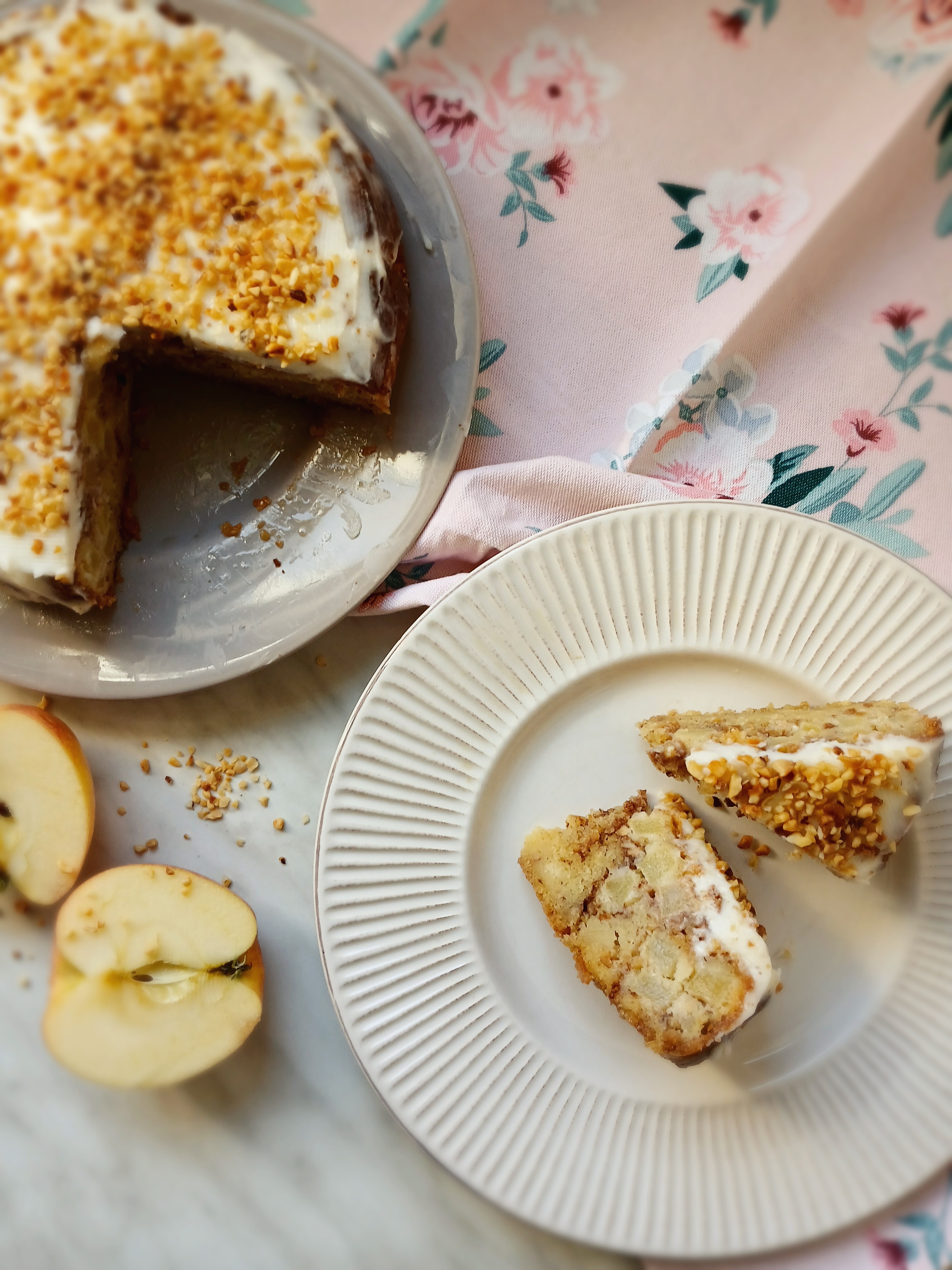 Нежный яблочный пирог с корицей и орехами