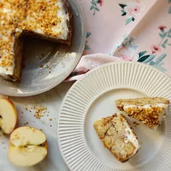 Нежный яблочный пирог с корицей и орехами