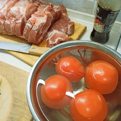 Свиная шейка запечённая в духовке с помидорами и сыром