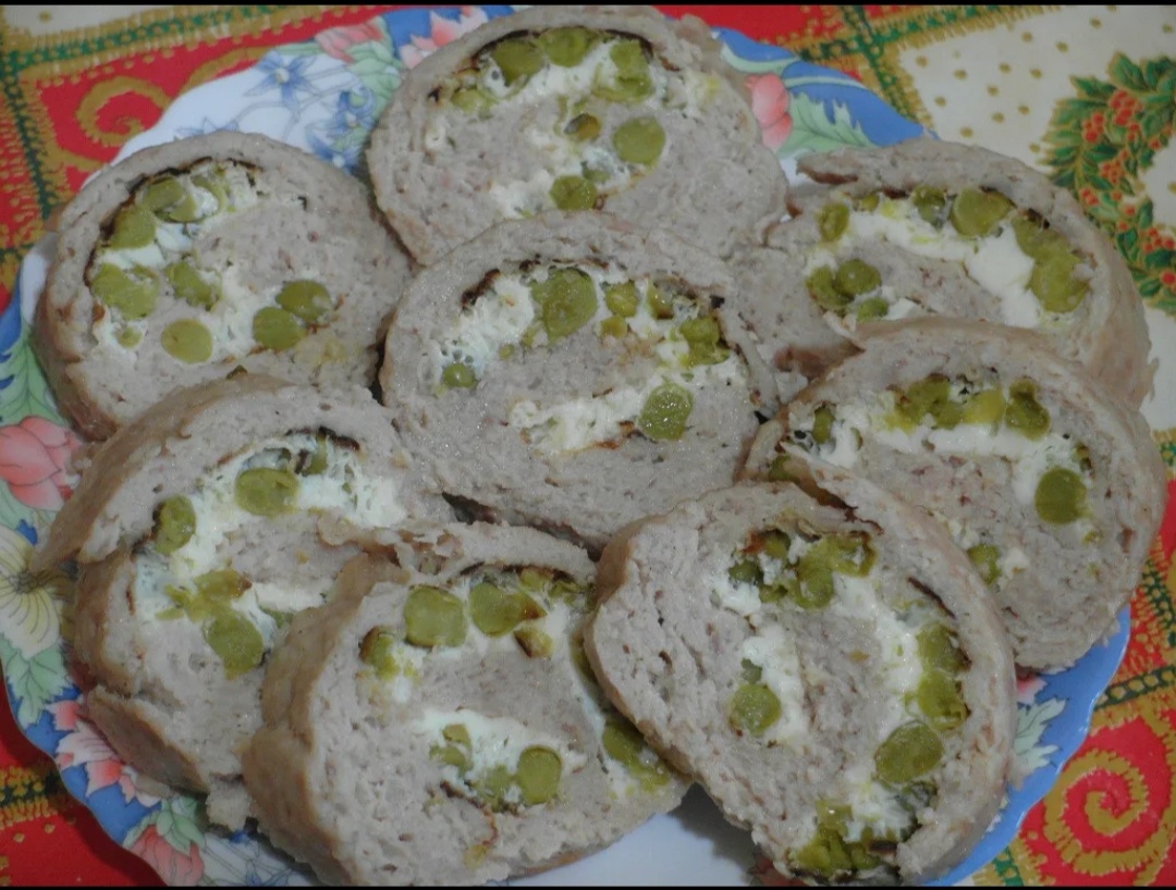 Рулет из фарша с горошком