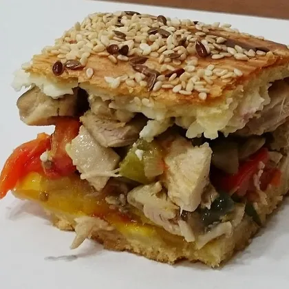 Пирог с курицей, овощами и сыром на сметанном тесте